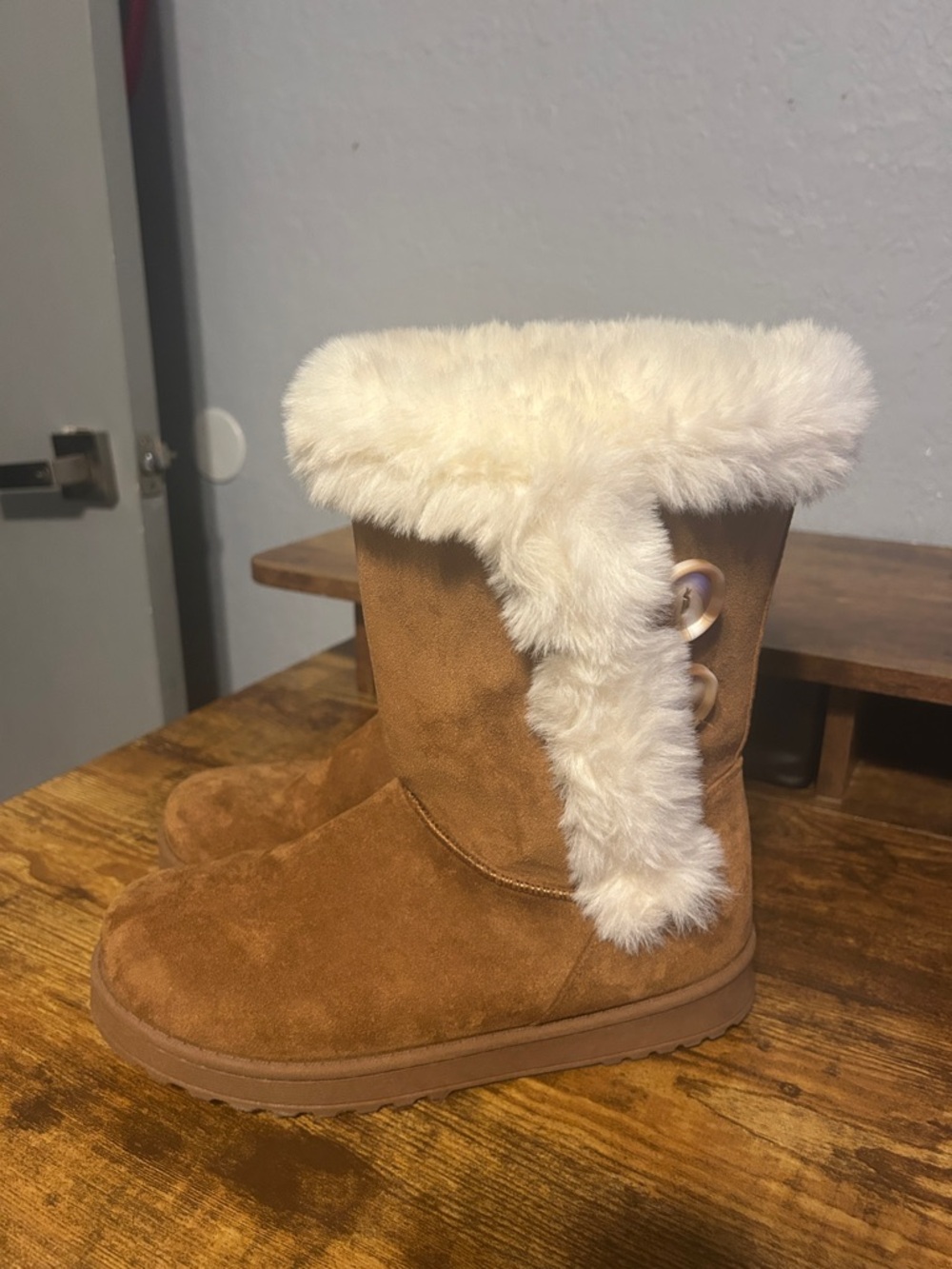 SO Chestnut Faux Suede Winter Boots with Ivory Fur Trim